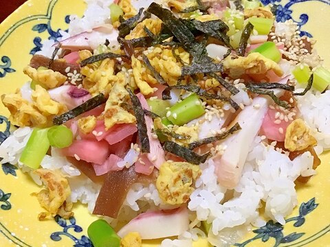 アスパラと茹でイカと赤カブの浅漬けのちらし寿司。